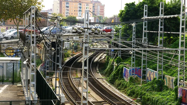 Vägar, kontaktledningar ledningar och en järnväg gångtunnel i barcelona — Stockfoto