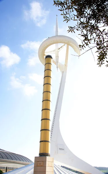 Antena de comunicações e torre de iluminação — Fotografia de Stock