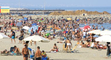 Gentes tr una playa