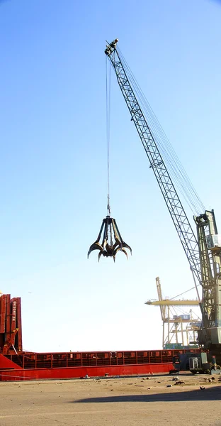 Jeřáb chobotnice Unload šrotu v molu přístavu v Barceloně — Stock fotografie