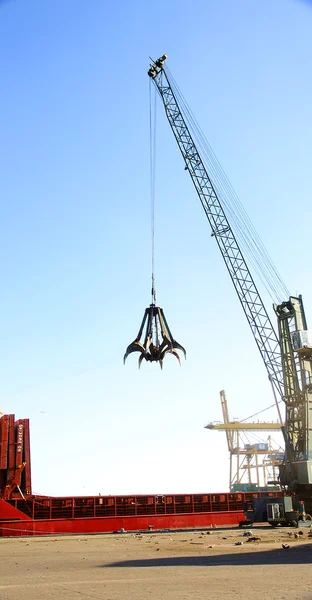 Pulpo grúa para descarga de chatarra en un muelle del puerto de Barcelona —  Fotos de Stock