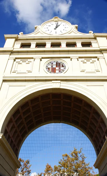 Arch with clock of Montjuïc's olympic stadium, Barcelona — Stock Photo, Image