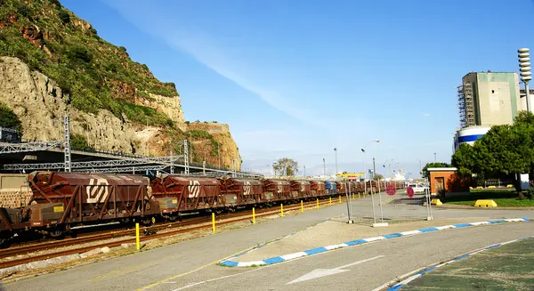 Train with coaches of load in the port of Barcelona — Stock Photo, Image