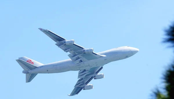 Avião comercial voando para o céu de Barcelona — Fotografia de Stock