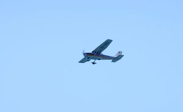 バルセロナの空を飛んでいる軽飛行機 — ストック写真