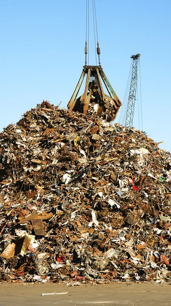 Octopus crane unloading scrap — Stock Photo, Image