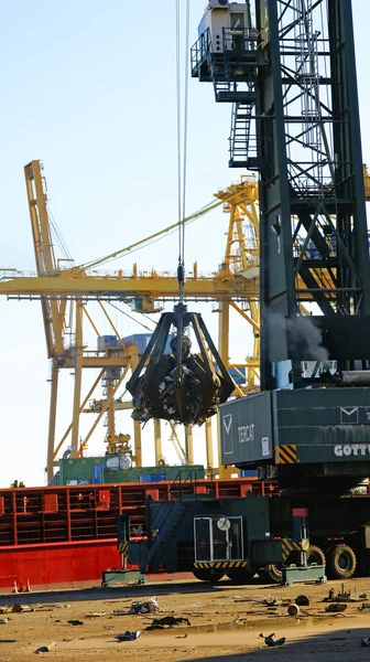 Kraan schroot lossen van een schip — Stockfoto