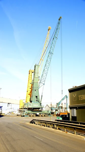 Grues dans un port de Barcelone — Photo