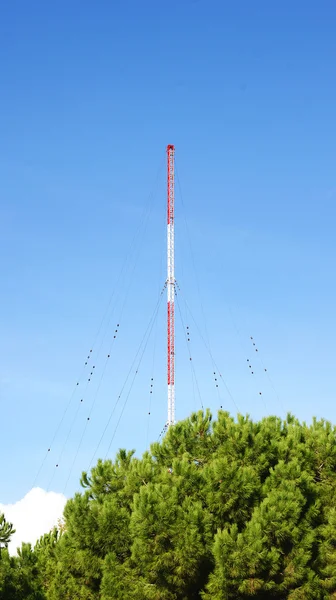 Telekommunikation antenn placerad i montjuic — Stockfoto