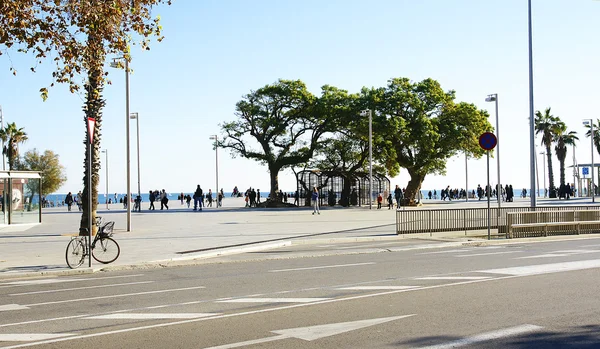 Barceloneta alanda yürüyüş — Stok fotoğraf