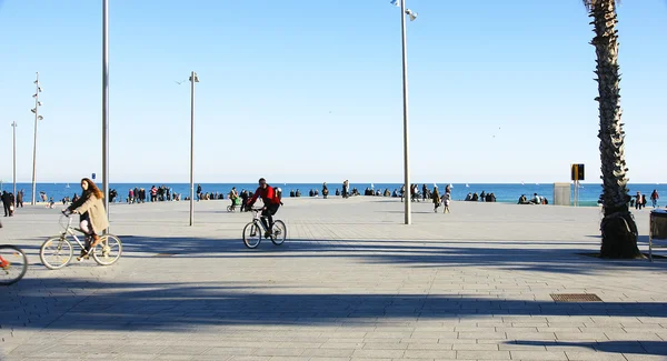 Kolemjdoucí v barceloneta, barcelona — Stock fotografie