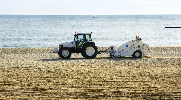 Cleaning a beach in Barcelona — Stock Photo, Image