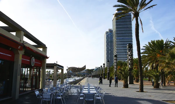 Terrazza di un bar nel porto olimpico — Foto Stock