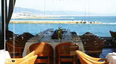 Tablo bir restoranda yemek hazırladı.