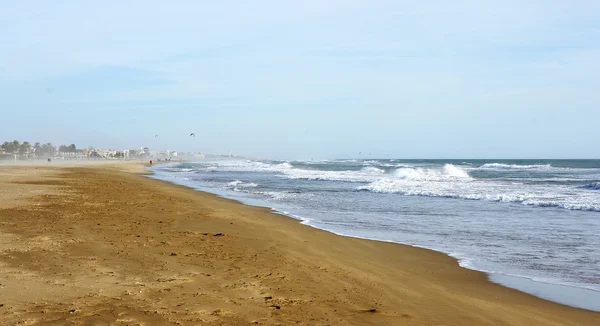 Overzicht van de met de wind strand van castelldefels, — Stockfoto