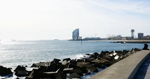 Vista general del rompeolas del puerto de Barcelona — Foto de Stock