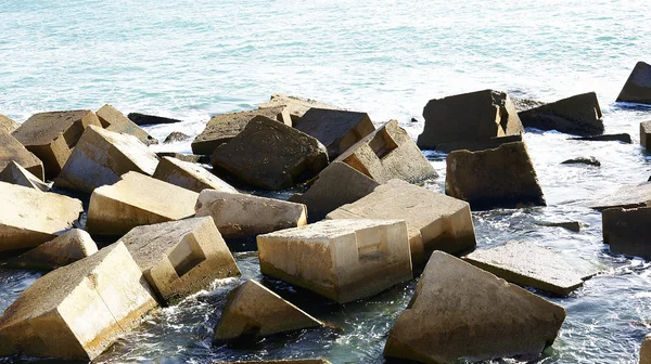 Sten block i vågbrytaren hamnen — Stockfoto