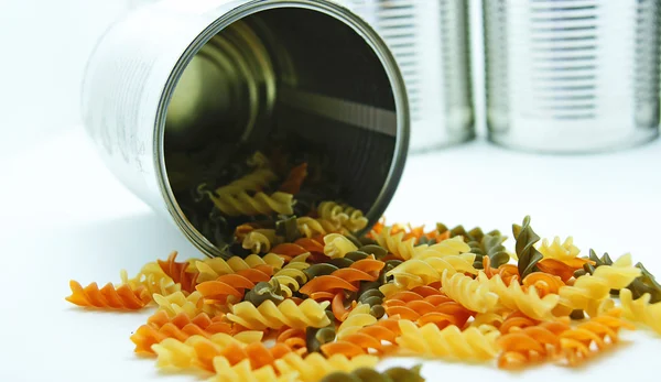 Konserver med vete pasta — Stockfoto