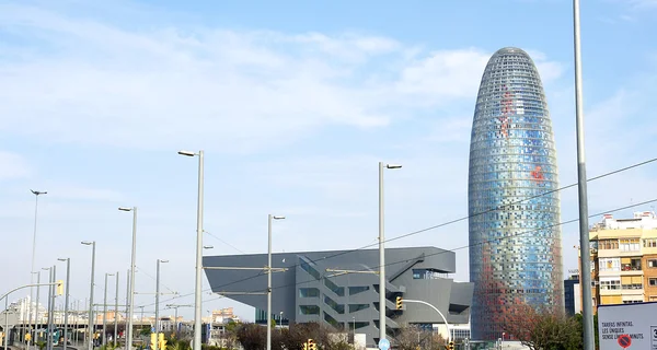 Vista general del Museo de Diseño con Torre Agbar — Foto de Stock