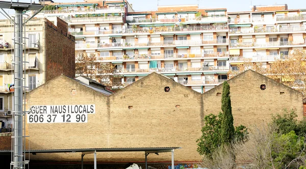 Edifício industrial ao lado de um bloco de apartamentos — Fotografia de Stock