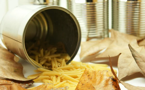 Lata makaroner på bakgrund av löv — Stockfoto