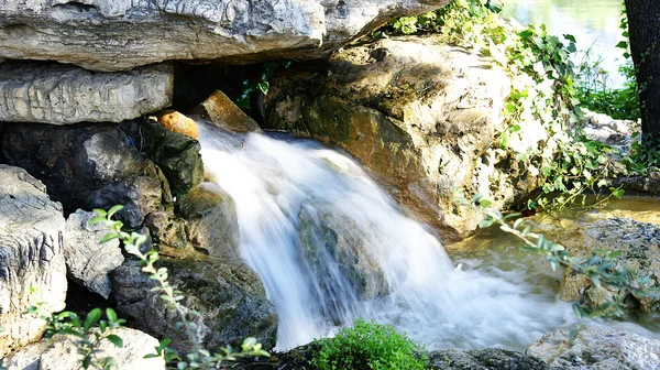 Fuente cascada en un parque — Foto de Stock