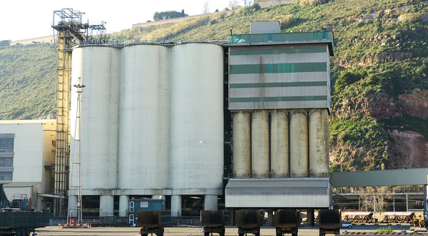 Silos nel porto — Foto Stock