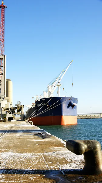 Vrachtschip in de haven — Stockfoto