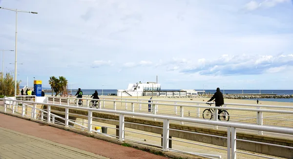 Widok na plażę mar bella z miastem w tle — Zdjęcie stockowe