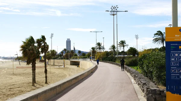 Vue sur la plage de Mar Bella avec la ville en arrière-plan — Photo