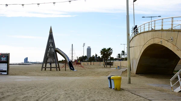 Puente y parque infantil en la playa de Mar Bella — Foto de Stock