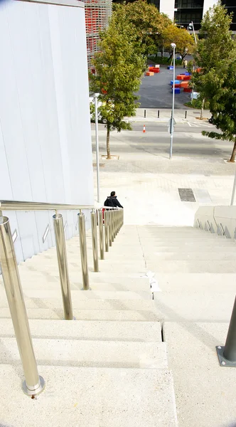 Escaleras con cubos de colores en la parte inferior — Foto de Stock