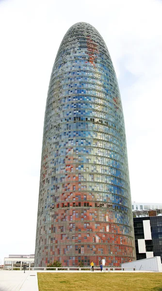 Cubos de vidro Museu de Design com Torre Agbar — Fotografia de Stock