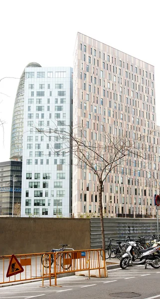 Moderne Gebäude mit Schiebeturm — Stockfoto