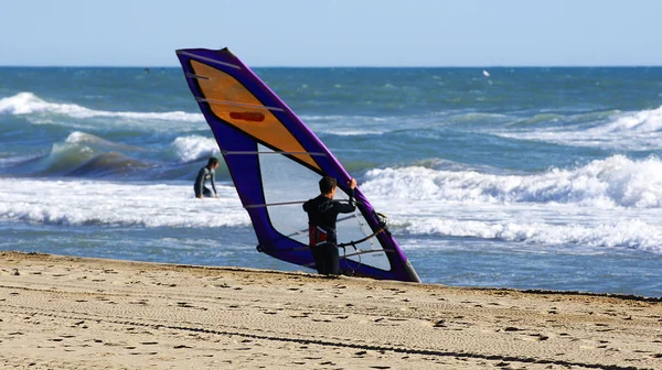 Pratica kitesurf sulla spiaggia — Foto Stock