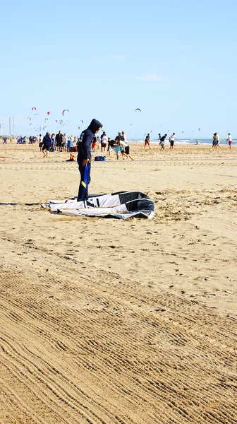 Praktiken kitesurfing på stranden — Stockfoto