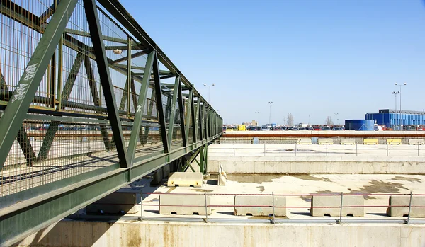 Puente temporal de acero en las obras del tren de alta velocidad — Foto de Stock