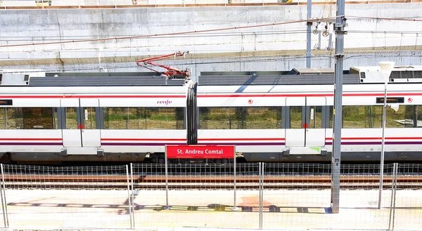 Tren en movimiento tirando en la estación — Foto de Stock