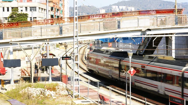 Tåg i rörelse dra in stationen — Stockfoto