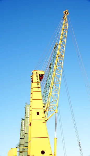 Rij van kranen in de haven — Stockfoto