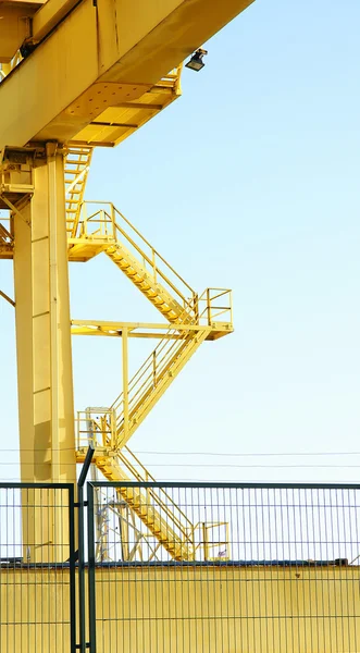 Escaleras de una grúa pórtico — Foto de Stock