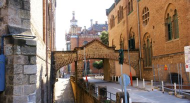 Callejón con puente del complejo hispitalario de Sant Pau