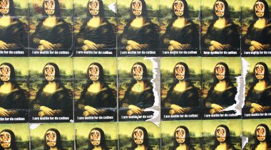 Posterler ile papered duvar