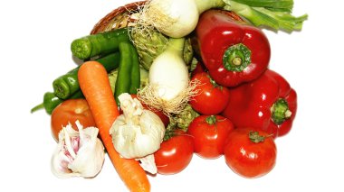 beyaz zemin üzerinde sebze sepeti