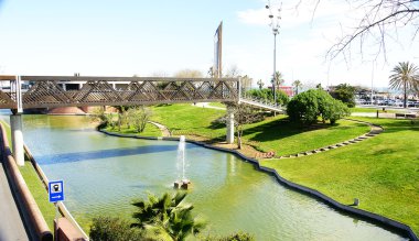 Bahçe ve ahşap köprü nova Icaria