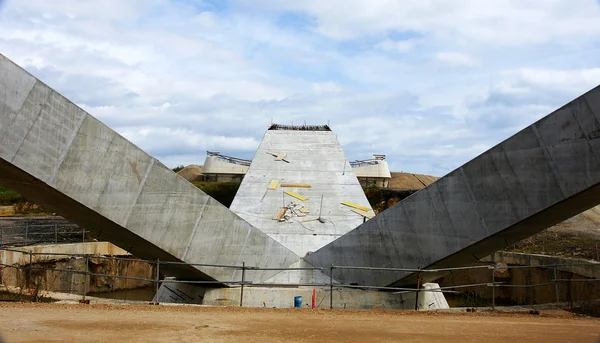 Vigas para la construcción de un puente sobre el río Llobregat —  Fotos de Stock