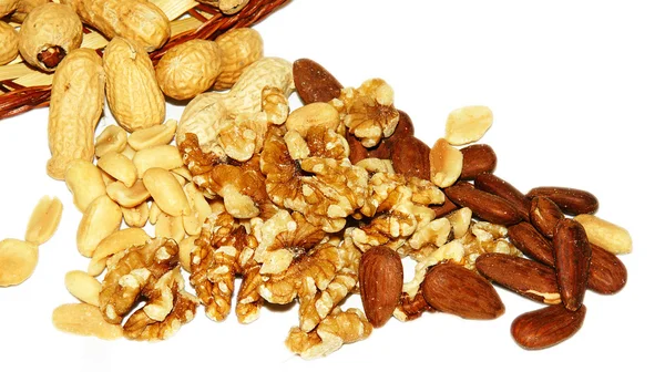 Cesta de almendras, cacahuetes y nueces sobre fondo blanco — Foto de Stock