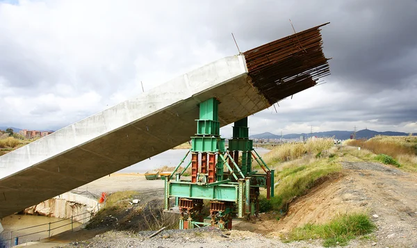 Travi per la costruzione di un ponte sul fiume Llobregat — Foto Stock