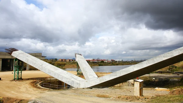 Balken für den Bau einer Brücke über den Fluss Llobregat — Stockfoto
