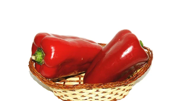 Mandje van rode paprika's op witte achtergrond — Stockfoto